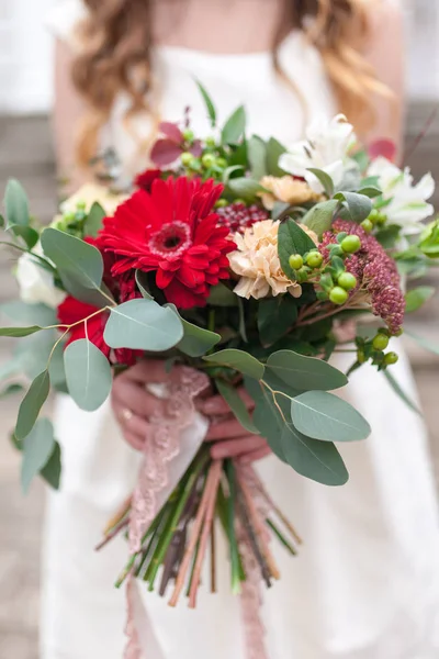 Γαμήλια Ανθοδέσμη Από Λουλούδια Συμπεριλαμβανομένων Κόκκινο Hypericum Τριαντάφυλλα Κρίνοι Της — Φωτογραφία Αρχείου