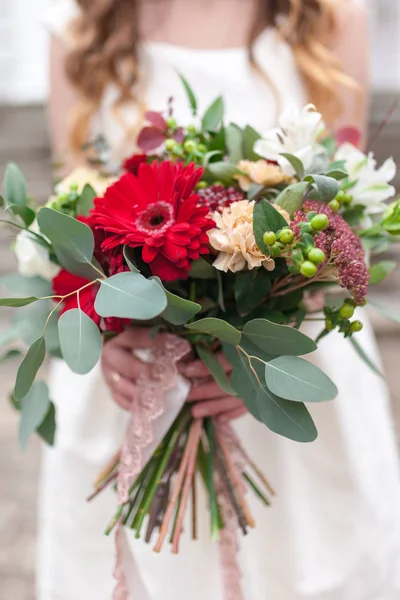Düğün buket çiçek kırmızı hypericum, gül, Vadideki Zambak, mini gül, seribaşı okaliptüs, Astilbe, Scabiosa, Pieris ve Ivy gibi