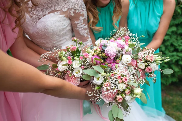 Buquê Casamento Flores Incluindo Hipericum Vermelho Rosas Lírios Vale Mini — Fotografia de Stock