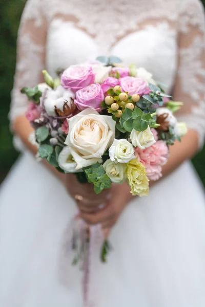 Buquê Casamento Flores Incluindo Hipericum Vermelho Rosas Lírios Vale Mini — Fotografia de Stock