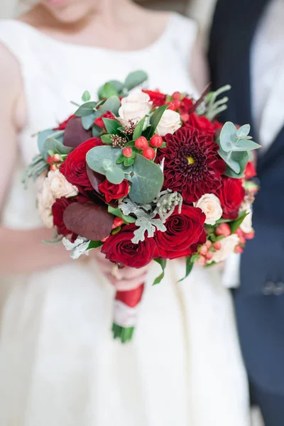 Düğün buket çiçek kırmızı hypericum, gül, Vadideki Zambak, mini gül, seribaşı okaliptüs, Astilbe, Scabiosa, Pieris ve Ivy gibi