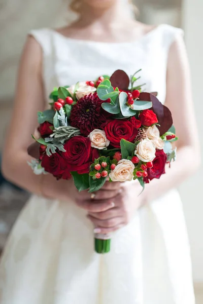 Düğün buket çiçek kırmızı hypericum, gül, Vadideki Zambak, mini gül, seribaşı okaliptüs, Astilbe, Scabiosa, Pieris ve Ivy gibi