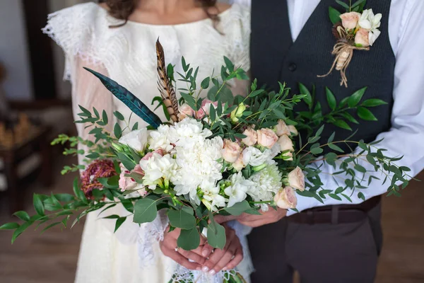 Düğün buket çiçek kırmızı hypericum, gül, Vadideki Zambak, mini gül, seribaşı okaliptüs, Astilbe, Scabiosa, Pieris ve Ivy gibi