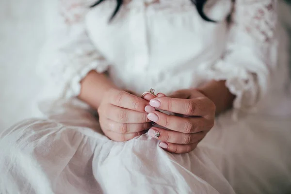 Los anillos de boda en las manos de la novia — Foto de Stock