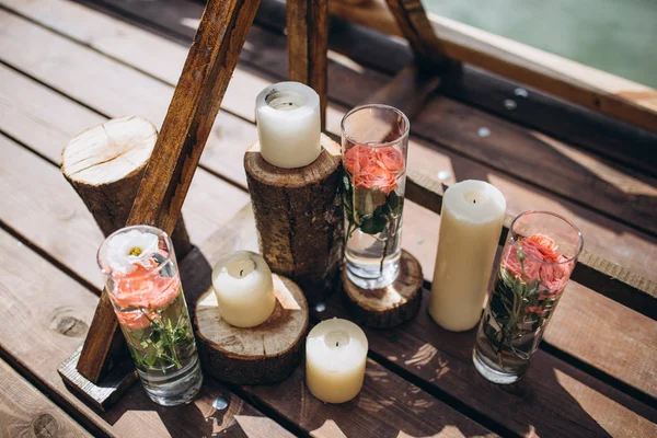 Décoration de mariage de luxe avec banc, bougie et composition de fleurs sur place de cérémonie — Photo