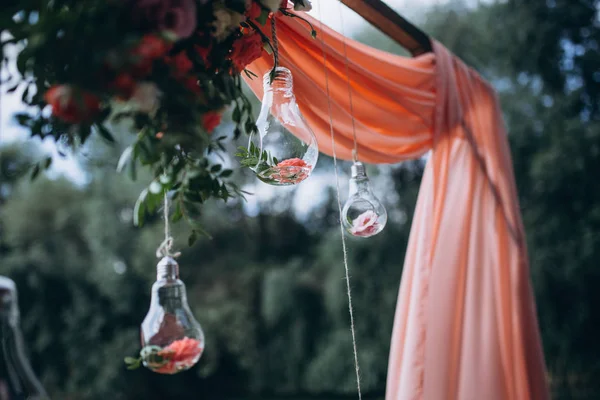 Beautiful wedding decor with flowers and wood — Stock Photo, Image