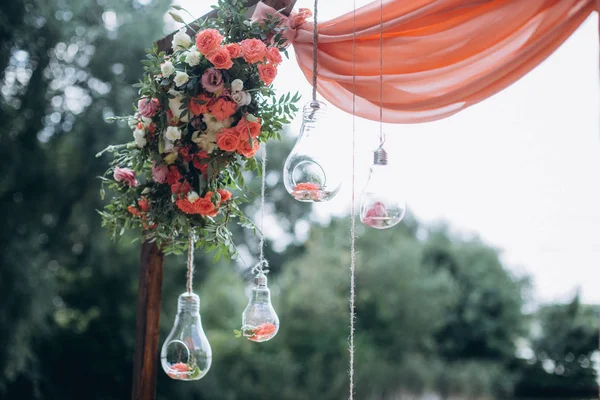 güzel düğün çiçek ve ahşap dekora