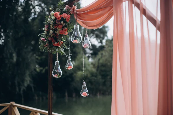Beautiful wedding decor with flowers and wood — Stock Photo, Image