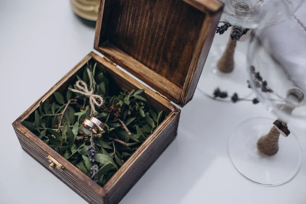 Snubní prsteny obřad. láska, zlato, šperky, slavnost manželství — Stock fotografie