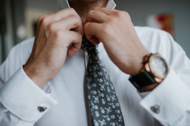 Damat sabah hazırlığı, yakışıklı damat giyiniyor ve düğün için hazırlanıyor, koyu mavi takım elbise içinde..