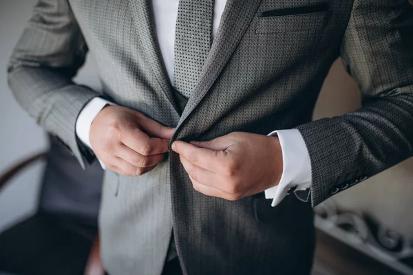 Sposi preparazione del mattino, bello sposo vestirsi e prepararsi per il matrimonio, in abito blu scuro . — Foto Stock