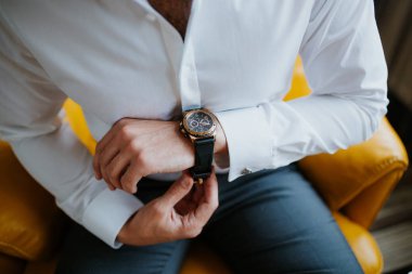 Damat sabah hazırlığı, yakışıklı damat giyiniyor ve düğün için hazırlanıyor, koyu mavi takım elbise içinde..