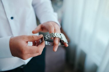 Damat sabah hazırlığı, yakışıklı damat giyiniyor ve düğün için hazırlanıyor, koyu mavi takım elbise içinde..