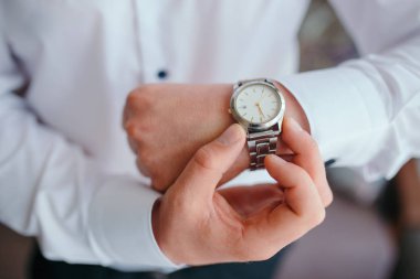 Damat sabah hazırlığı, yakışıklı damat giyiniyor ve düğün için hazırlanıyor, koyu mavi takım elbise içinde..