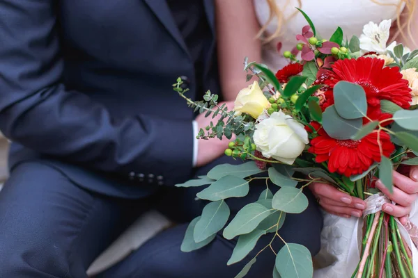 Bröllop bukett blommor inklusive röda hypericum, rosor, liljekonvaljer, mini rosor, seedade eukalyptus, Astilbe, Scabiosa, Pieris och murgröna — Stockfoto