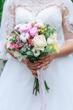 Düğün buket çiçek kırmızı hypericum, gül, Vadideki Zambak, mini gül, seribaşı okaliptüs, Astilbe, Scabiosa, Pieris ve Ivy gibi
