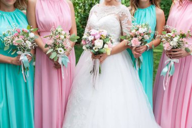 Düğün buket çiçek kırmızı hypericum, gül, Vadideki Zambak, mini gül, seribaşı okaliptüs, Astilbe, Scabiosa, Pieris ve Ivy gibi