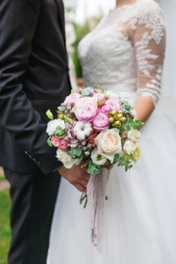 Düğün buket çiçek kırmızı hypericum, gül, Vadideki Zambak, mini gül, seribaşı okaliptüs, Astilbe, Scabiosa, Pieris ve Ivy gibi