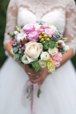 Düğün buket çiçek kırmızı hypericum, gül, Vadideki Zambak, mini gül, seribaşı okaliptüs, Astilbe, Scabiosa, Pieris ve Ivy gibi