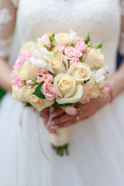 Düğün buket çiçek kırmızı hypericum, gül, Vadideki Zambak, mini gül, seribaşı okaliptüs, Astilbe, Scabiosa, Pieris ve Ivy gibi