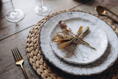 Düğün. Ziyafet. Sandalye ve masa mumlar ile dekore edilmiş olan Konuklar için çatal ve çanak çömlek ile servis ve bir masa örtüsü ile kaplı. Tablo arka bahçesinde Ziyafet alanında yeşil çim üzerinde duruyor