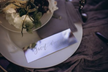 Düğün dekorasyonu, çiçekler, Sweet Dreams işareti, tablo