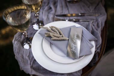 Düğün. Ziyafet. Konuklar, yuvarlak masa ve sandalyeler çatal, yeşillik çiçek ve çanak çömlek hizmet ve bir beyaz masa örtüsü ile kaplı