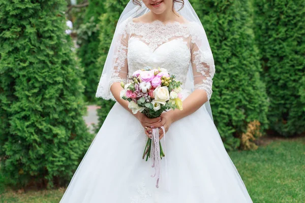 Ramo Flores Boda Incluyendo Hipericum Rojo Rosas Lirios Del Valle — Foto de Stock