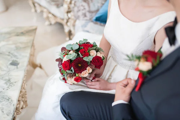 Düğün Buket Çiçek Kırmızı Hypericum Gül Vadideki Zambak Mini Gül — Stok fotoğraf