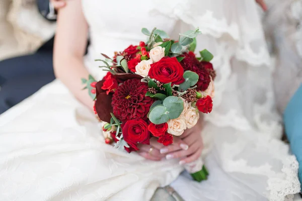 Buquê Casamento Flores Incluindo Hipericum Vermelho Rosas Lírios Vale Mini — Fotografia de Stock