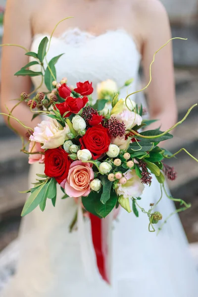 Весільний Букет Квітів Включаючи Червоний Звіробою Троянди Конвалії Міні Троянд — стокове фото