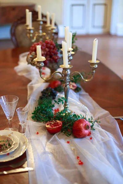 Table décorée avec grenades rouges — Photo