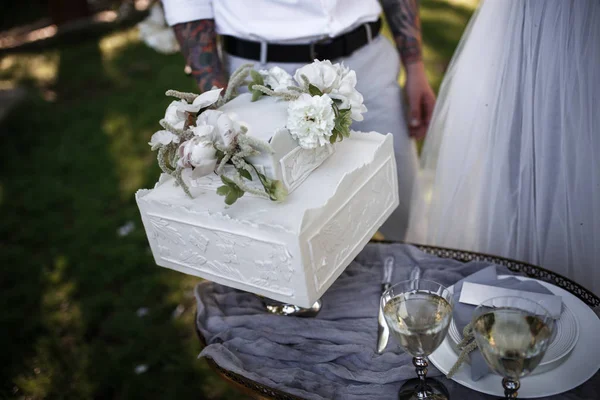 White wedding cake is decorated with pions — Stock Photo, Image