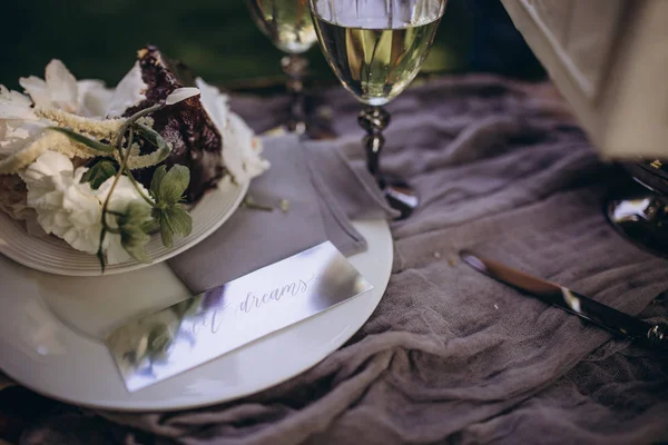 Bruiloft decor, bloemen, Sweet Dreams teken, tabel — Stockfoto