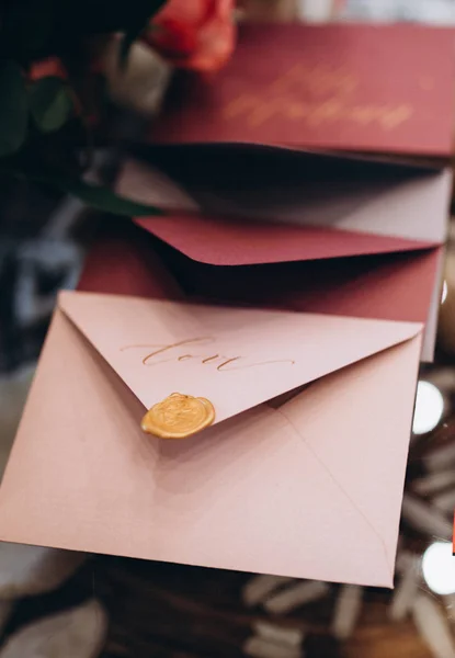 Envelopes de papel coloridos diferentes na mesa  . — Fotografia de Stock