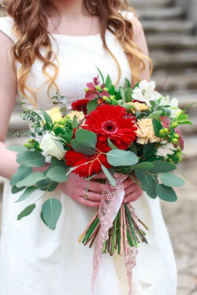 婚礼花束包括红桃花 山谷百合 迷你玫瑰 种子桉树 Astilbe Scabiosa 和常春藤 — 图库照片