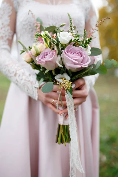 Noiva Segurando Buquê Casamento Cores Rosa Pastel — Fotografia de Stock