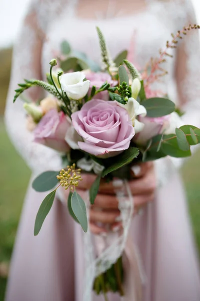 Наречена Тримає Весільний Букет Пастельних Рожевих Тонах — стокове фото