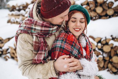 Kış parkta güzel genç insanlar çift aşık bir tarihte bir adam, bir kadın bir tarih Sevgililer günü doğada seviyor.