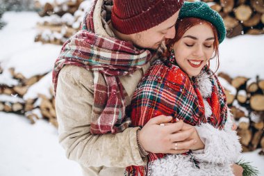 Kış parkta güzel genç insanlar çift aşık bir tarihte bir adam, bir kadın bir tarih Sevgililer günü doğada seviyor.