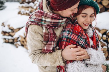 Kış parkta güzel genç insanlar çift aşık bir tarihte bir adam, bir kadın bir tarih Sevgililer günü doğada seviyor.