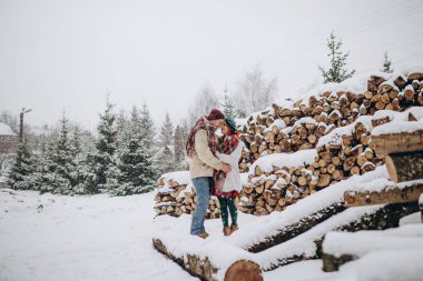Kış parkta güzel genç insanlar çift aşık bir tarihte bir adam, bir kadın bir tarih Sevgililer günü doğada seviyor.