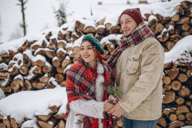 Kış parkta güzel genç insanlar çift aşık bir tarihte bir adam, bir kadın bir tarih Sevgililer günü doğada seviyor.