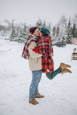 Kış parkta güzel genç insanlar çift aşık bir tarihte bir adam, bir kadın bir tarih Sevgililer günü doğada seviyor.