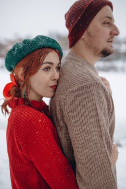 Kış parkta güzel genç insanlar çift aşık bir tarihte bir adam, bir kadın bir tarih Sevgililer günü doğada seviyor.