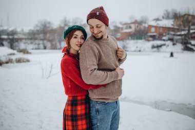 Kış parkta güzel genç insanlar çift aşık bir tarihte bir adam, bir kadın bir tarih Sevgililer günü doğada seviyor.