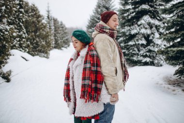 Kış parkta güzel genç insanlar çift aşık bir tarihte bir adam, bir kadın bir tarih Sevgililer günü doğada seviyor.