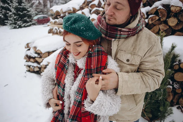 Hermosos Jóvenes Amantes Pareja Una Cita Parque Invierno Hombre Ama —  Fotos de Stock