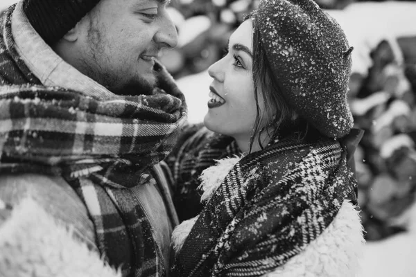 Beautiful Young People Couple Lovers Date Winter Park Man Loves — Stock Photo, Image