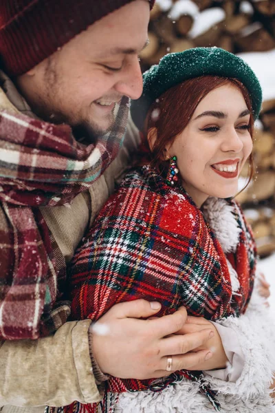 Belos Jovens Casal Amantes Uma Data Parque Inverno Homem Ama — Fotografia de Stock